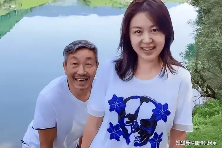 老戏骨杜源:4岁认识爱妻,结婚41年零绯闻,女儿成了最大骄傲_范小春