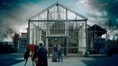 由爱迪生建造的世界上第一个摄影棚"黑玛丽"只有一个跟着轨道转移的小