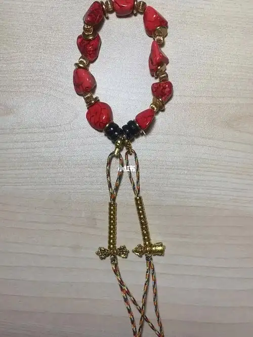 掌上珊瑚怜不得,却教移做上阳花