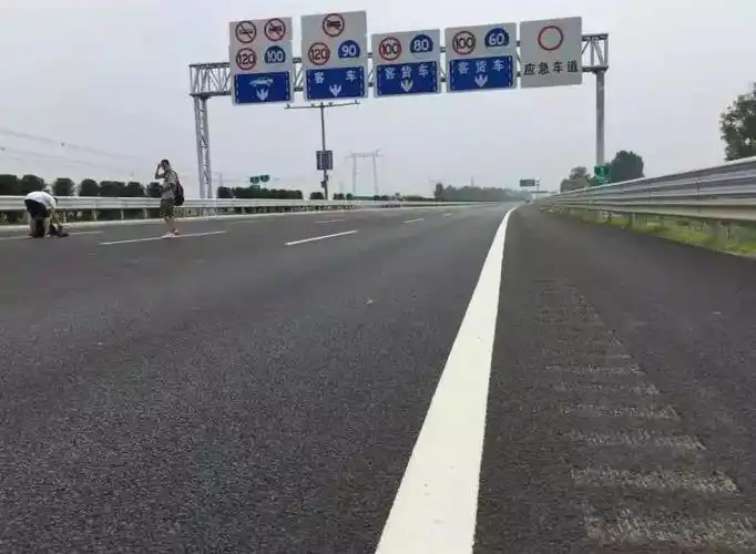 提醒车主走错车道了用途是提神醒脑首次亮相行车道和应急车道之间的