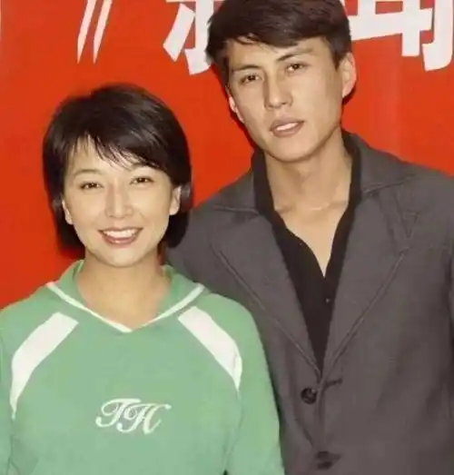 瞒了我们40年,原来她就是靳东的亲妹妹,难怪这么优秀_故事_家族_成功