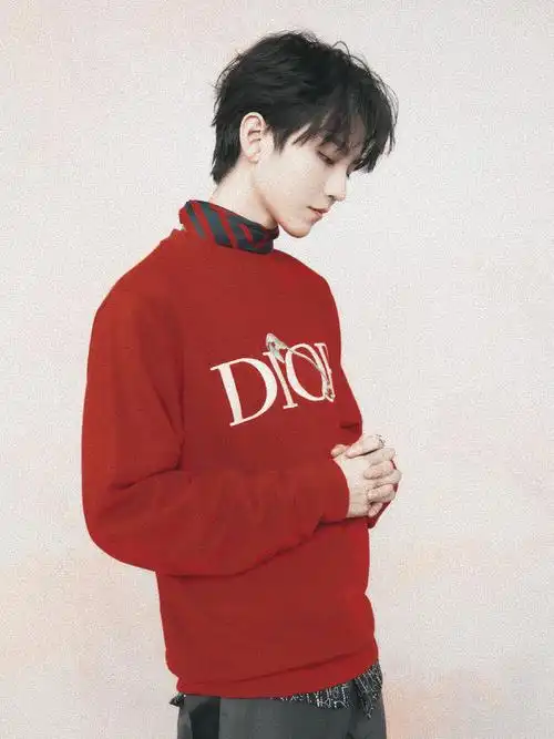 王俊凯身穿迪奥男装七夕情人节限定系列.