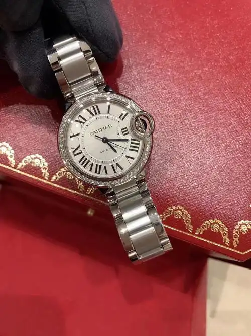 卡地亚店里现货,卡地亚全满钻钻蓝气球w4bb0016,银色的全钢搭配一圈满