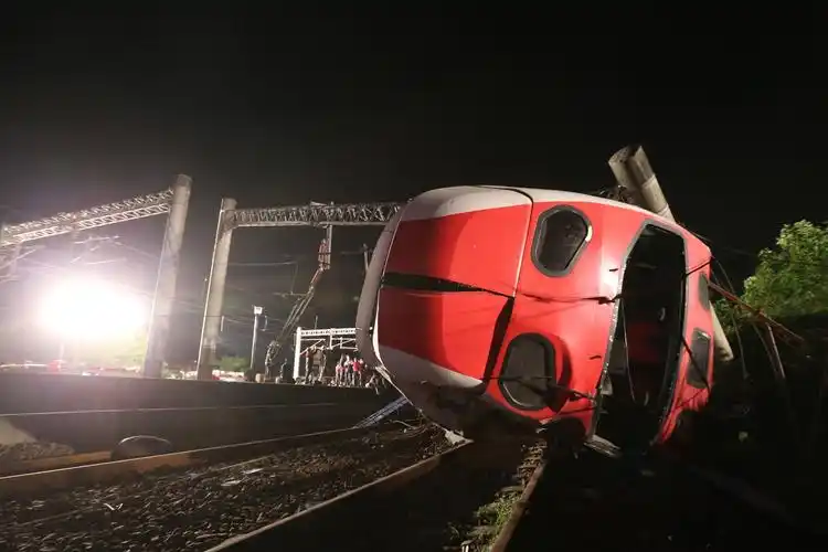 台湾发生火车脱轨事故 已恢复单线双向行车