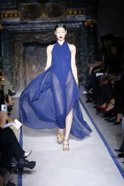刘雯早年t台走秀造型艳爆全场气场十足不愧是专业模特