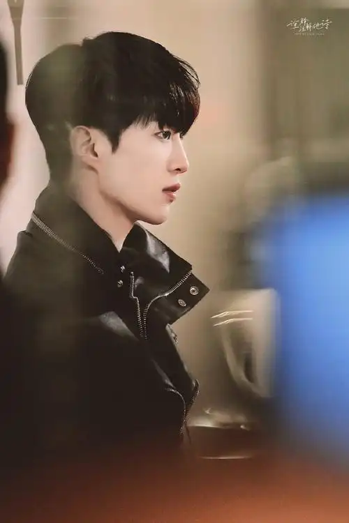 蒋丞,丞哥这几张照片氛围感好强呀