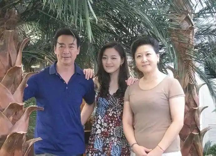 寇振海三婚娶小21岁李婷54岁得子不敢老去女儿与妻子处成闺蜜