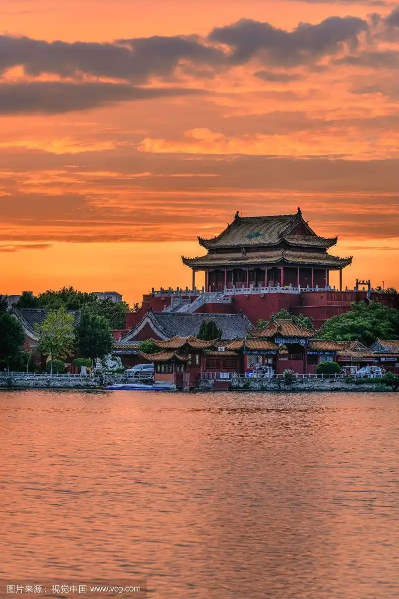 中国河南开封龙亭公园晚霞