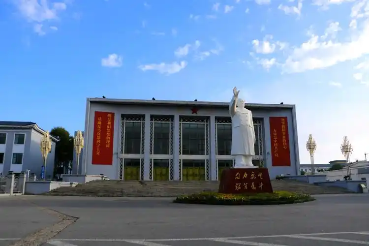 1995年移交地方政府管理,才改为青海省西海镇.