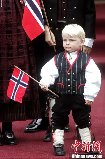 图为挪威王储哈康-芒努斯的儿子,斯维尔-玛格努斯王子.