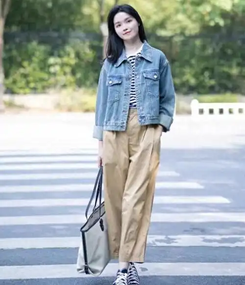 牛仔外套是一种经典的时尚单品,可以与各种裤子搭配,营造出不同的风格