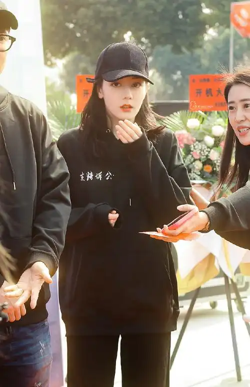 洋迪超话2022.03.08#公诉精英开拍#旎旎 开机大吉05