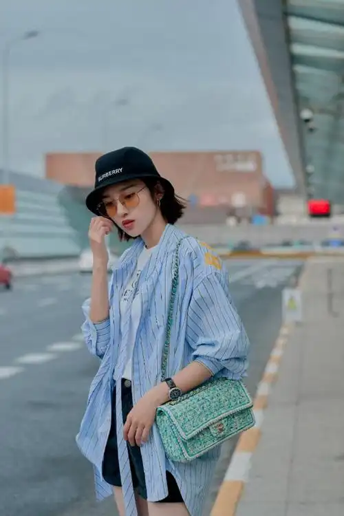 唐艺昕机场航站楼外街拍,真羡慕张若昀!