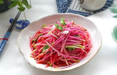 2茶匙做法:1,先将心灵美头部和尾巴削掉并洗干净2,用刨刀将心灵美刨丝