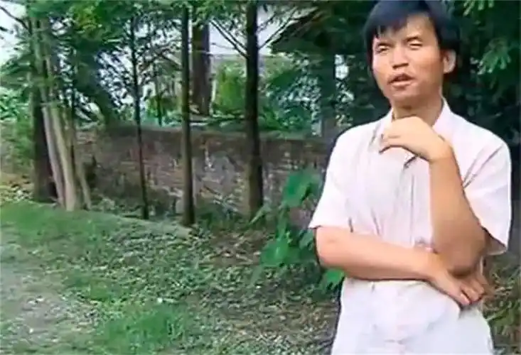 博士李明亮,因读书与父母多次发生矛盾,父亲生气地报了警