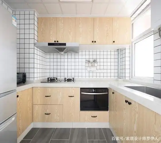 厨房采用了经典的设计,白色的格子墙砖,搭配木色门板,整体风格简单而