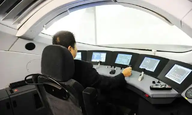 动车驾驶室什么样会很复杂吗原来我们都错了是太简单了