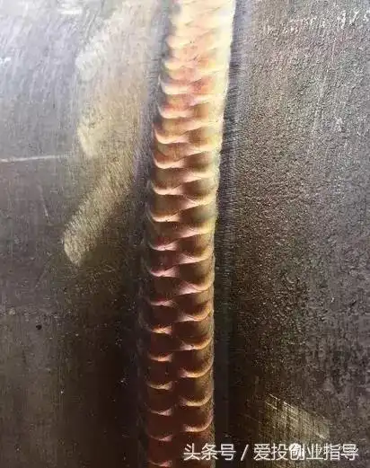 电弧摇摆的宽度一定呈八字型前进的频步一定,配合合适的焊接参数可以