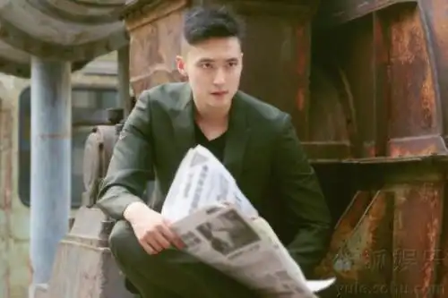 墨绿色西装如何搭配墨绿色西装配什么好看