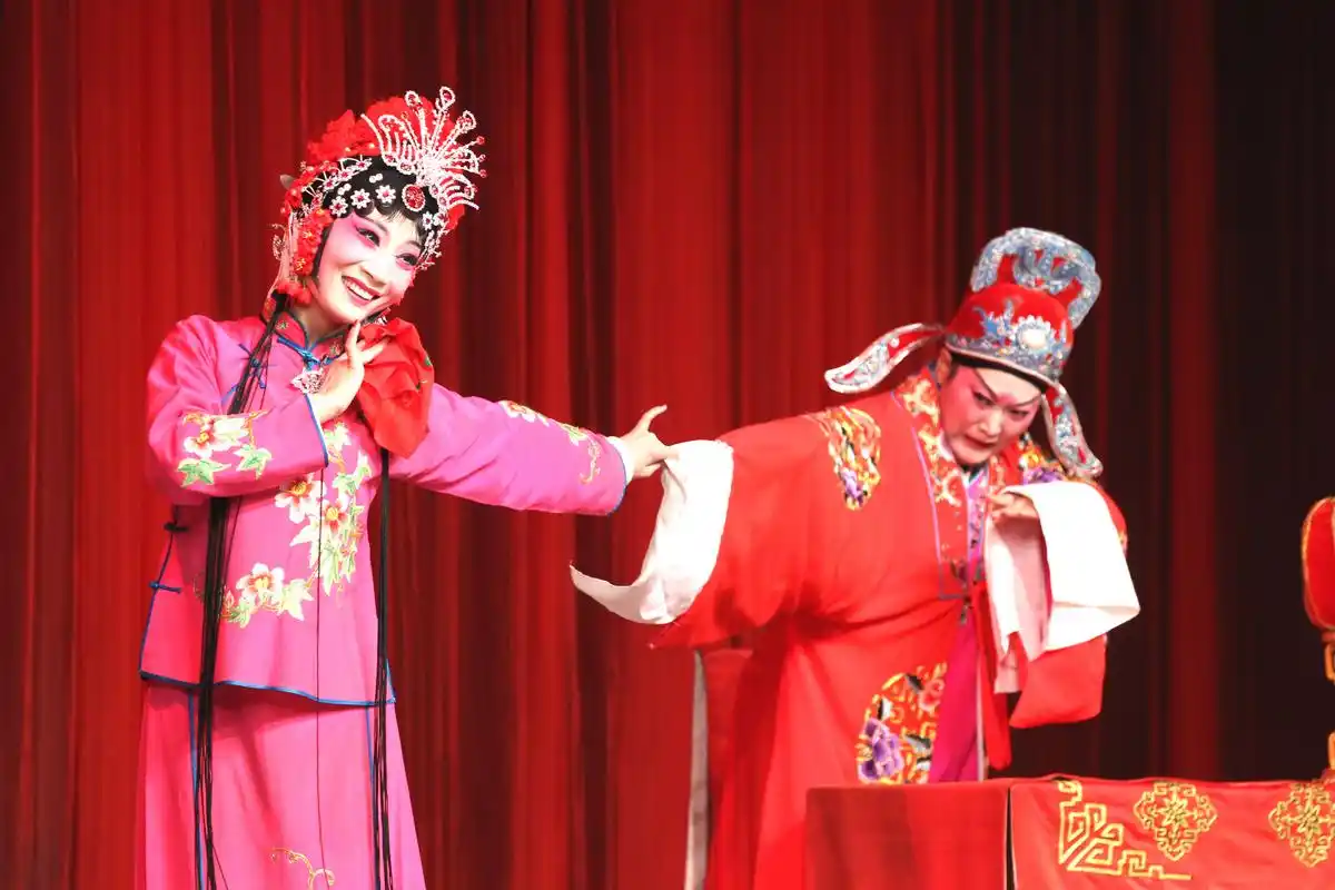 河南许昌文化惠民演出精彩不断 曲剧《风雪配》精彩上演