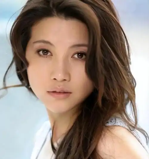 年纪轻轻,就有奖杯傍身,颜芮燕本可以打进一线,成为顶流女演员.