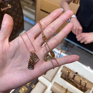 正品代购新款 lv项链路易威登双牌女士吊坠金银色nanogram情侣礼