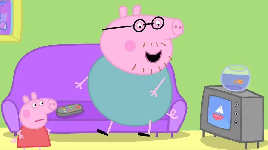 小猪佩奇发现猪爸爸在偷偷的看电视