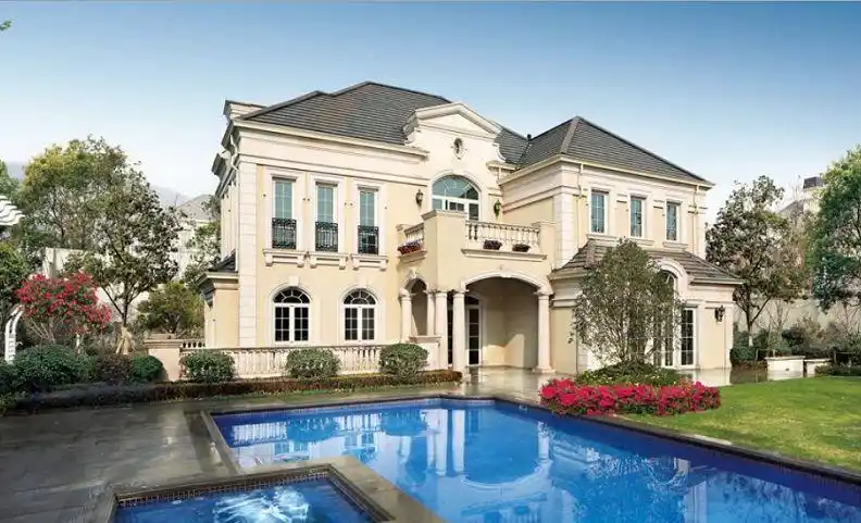 绿城·富春玫瑰园实景图园区内,法式独栋与合院端庄大气,全天然石材的