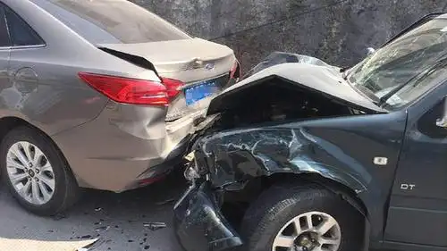 真是离谱,车停在路边也追尾?男子下车买东西,没想到回来撞了车