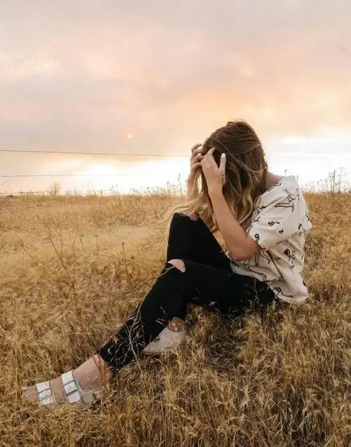 愿有一人,懂你背后的苦._一个人