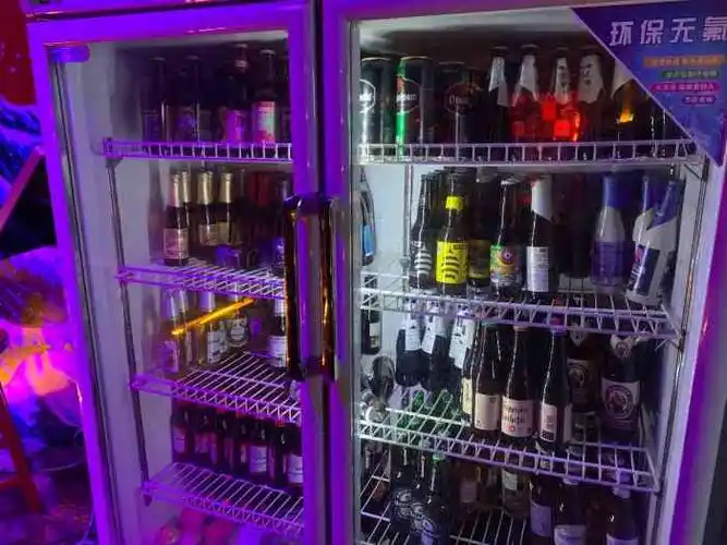 今天来宽厚里转转,转个弯看到了这个酒吧整个环境很舒服惬意,驻场歌手