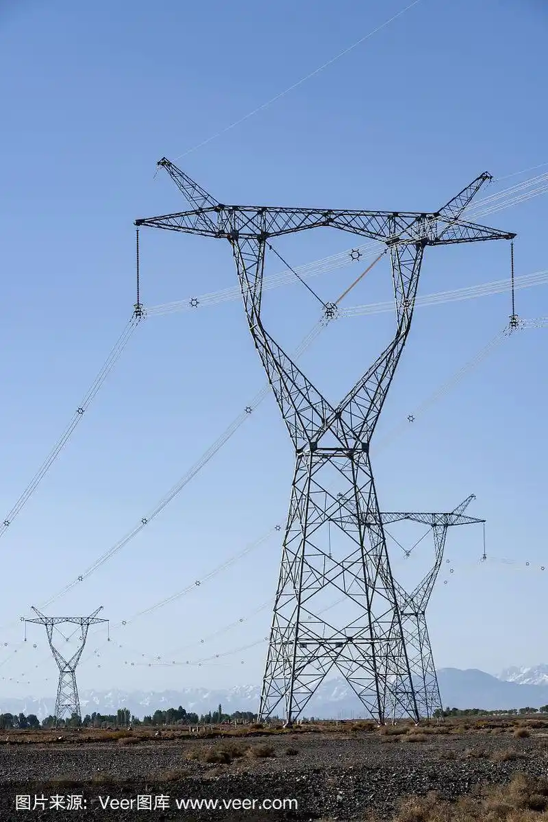 蓝天背景下的高压电缆塔