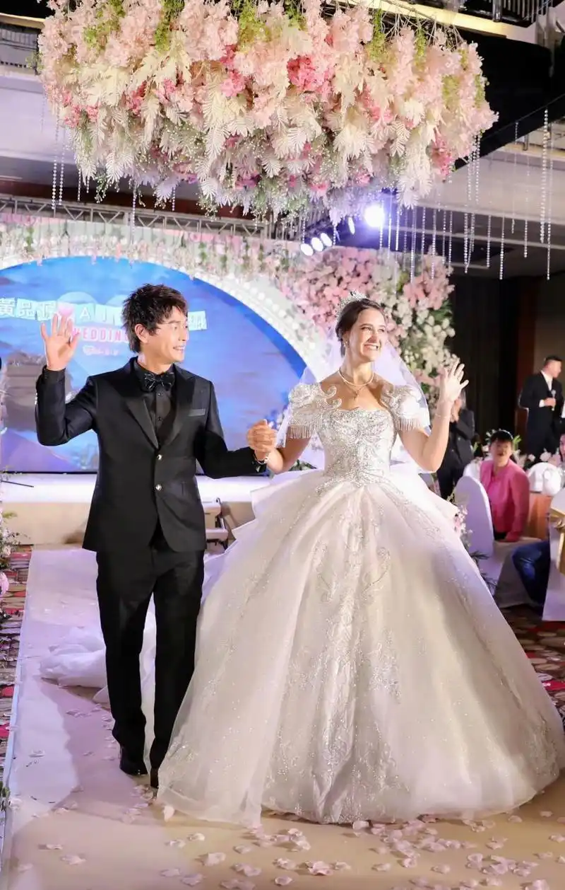 台湾艺人#黄品源再一次结婚了,邀请了#任贤齐和霍尊现场演唱!