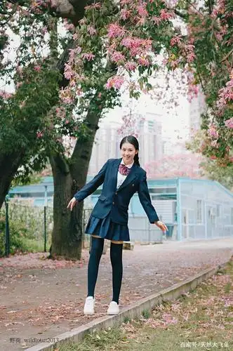 校园美女美照:大四清纯大长腿美女李仪大学生活照