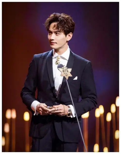 徐正溪的人都清楚,要是他真的家族背景那么牛,应该不会在刚出道的时候