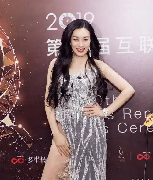 原创钟丽缇胖了精修图腰围依然粗了一大圈靠别致造型博人眼球