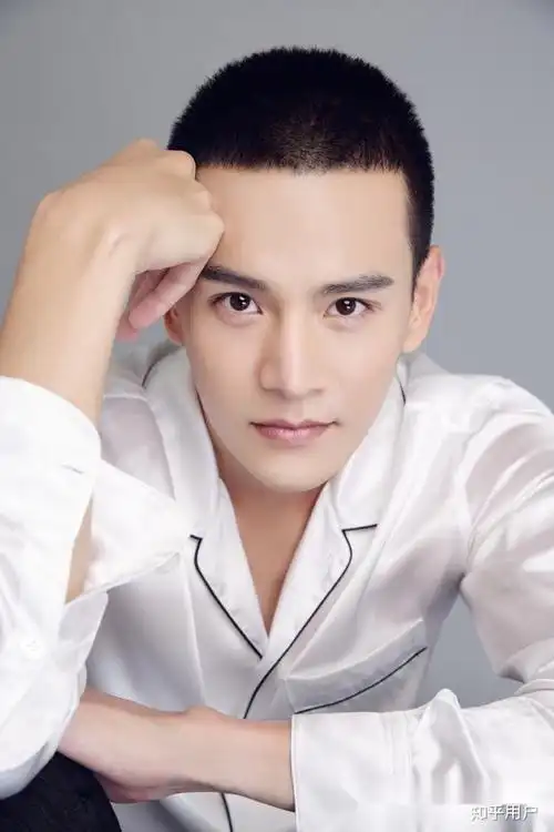 还有秦俊杰和经超第一眼看上去真的特别想丁岚 (演过我是特种兵之火