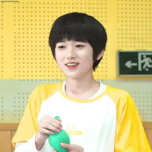 《快乐大本营》的录制,由宋亚轩代班,粉丝觉得这是小宋在抢丁程鑫的