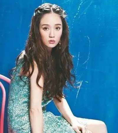 小公主气质编发太美难怪那么多女孩喜欢 中分公主头编发简直不要太美_