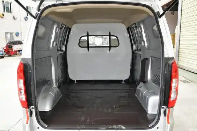 5l 手动劲取版封窗车最大的亮点就在后排货箱部分了,因为用户看中的