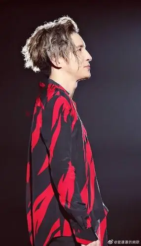 没有巧克力腹肌也不怕!薛老师名品喉结照样撩人于无形