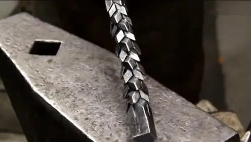 牛人打造传说中的"龙鳞锏",锻造手法堪称一绝,我就想问多少钱卖