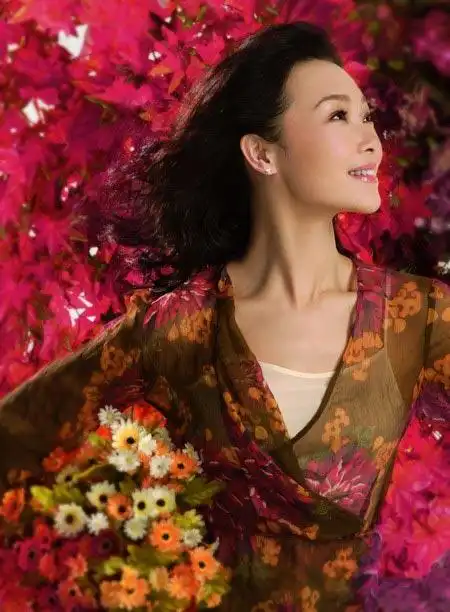 吕薇服装穿的再好都不如把歌唱好