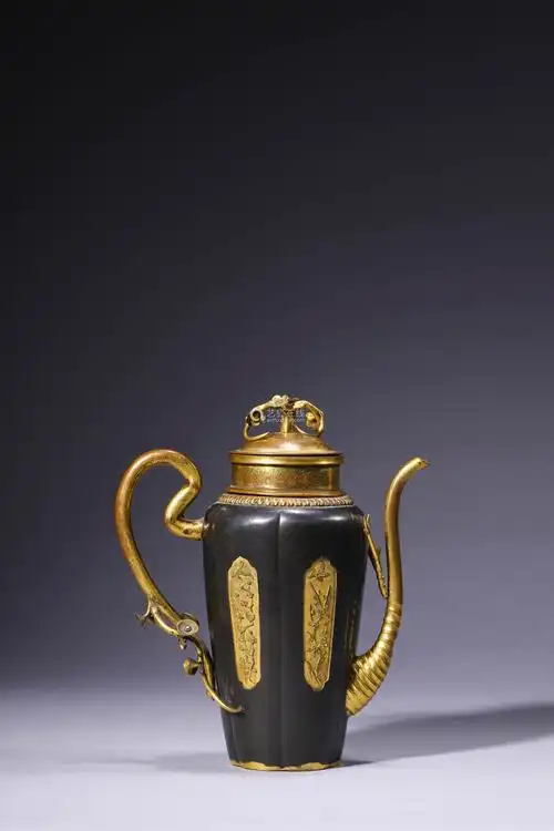 以铜为胎,在胎上雕刻各种花纹图案,然后将熔化的金(或银)水填入花纹