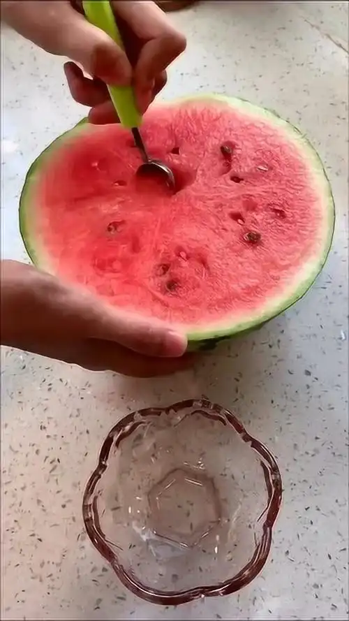 吃西瓜用勺子挖着吃才爽,招待客人也干净整洁舒适又不失优雅