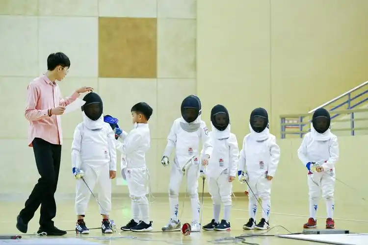 练习击剑的孩子们.