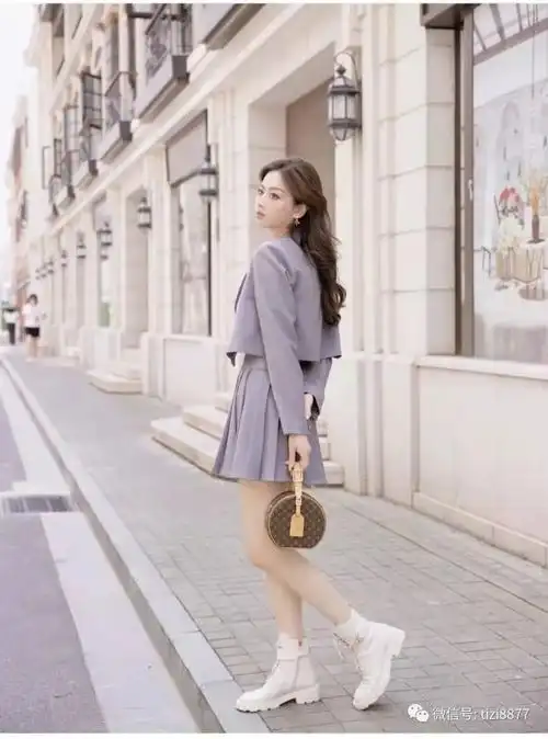 白色马丁靴穿搭:这身上长下短的时髦穿搭姐妹们可以安排上,浅灰系小