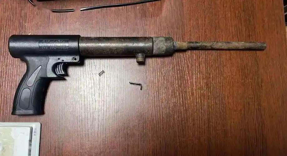 凤城警方打掉一非法制造枪支团伙,抓获4人_公安局_侦查员_射钉枪