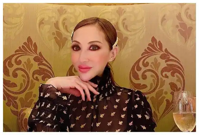 56岁香港名媛薛芷伦晒庆生照蛇精脸像真实版女巫