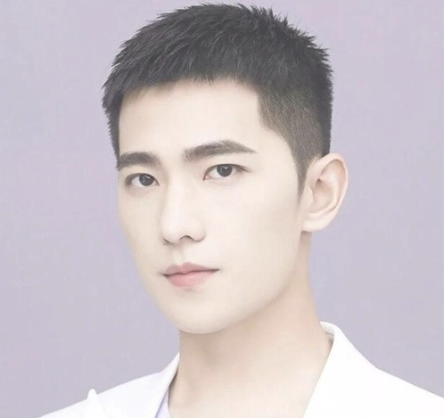 男生学生发型阳光清爽帅气短发,很值得一试!_刘海